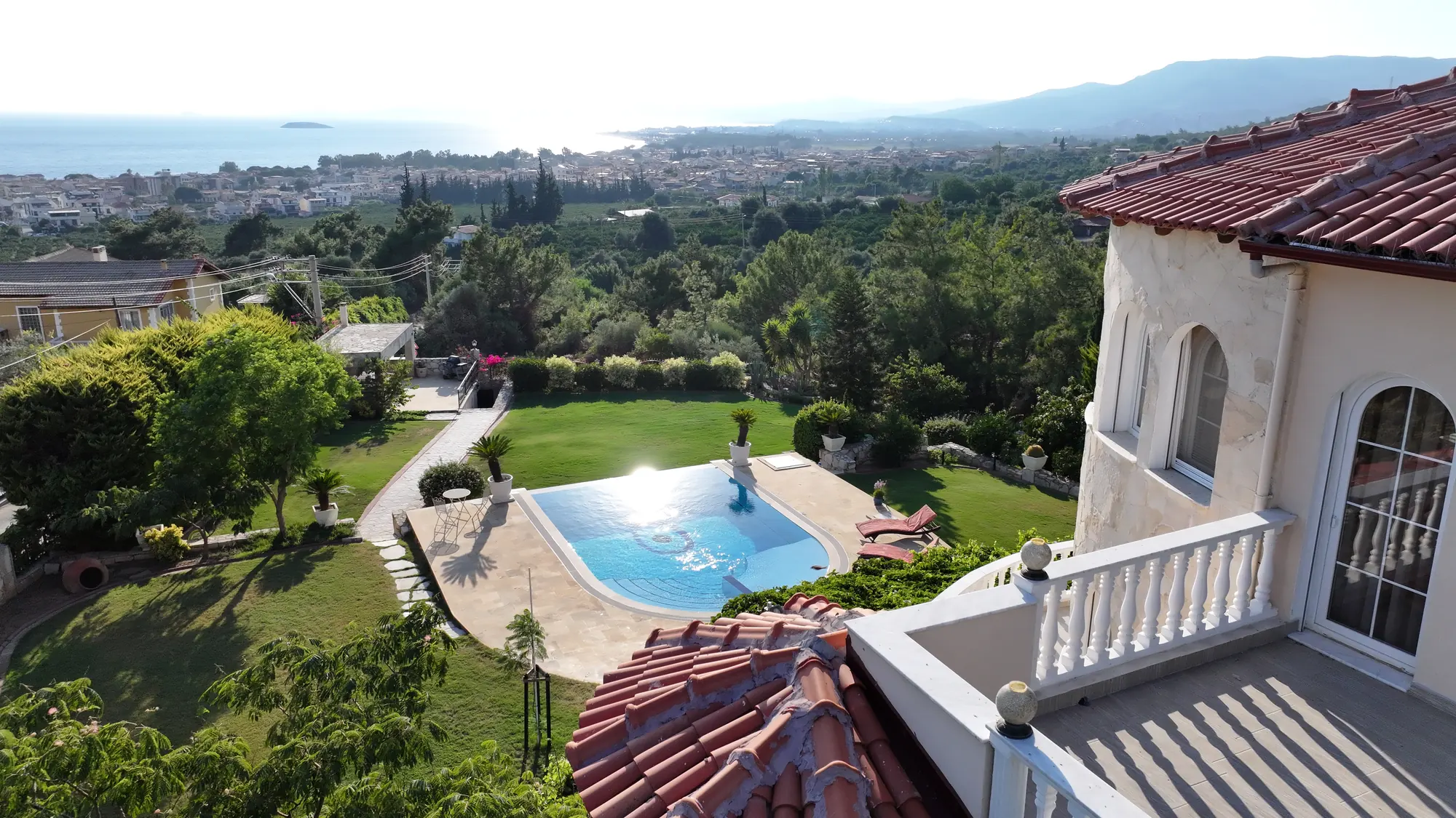 Blick über Pool, Garten und Özdere auf die Ägäis