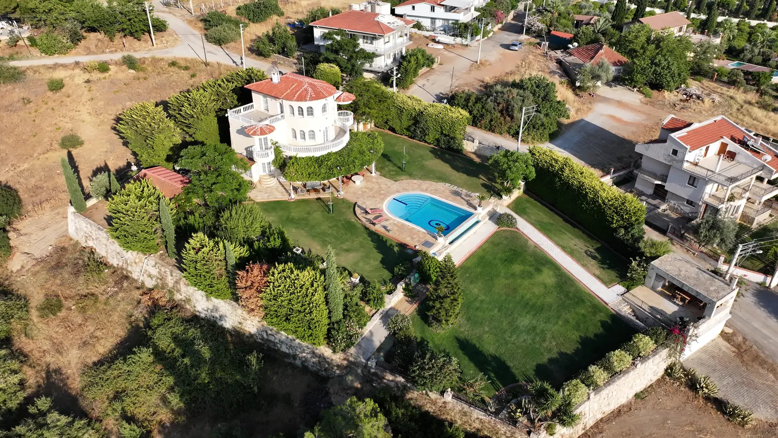 Luftaufnahme des Grundstücks mit Pool und Garten oberhalb von Özdere