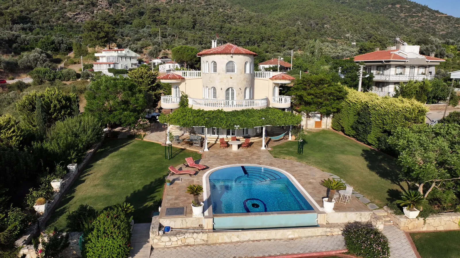 Pool und Haus aus der Luft