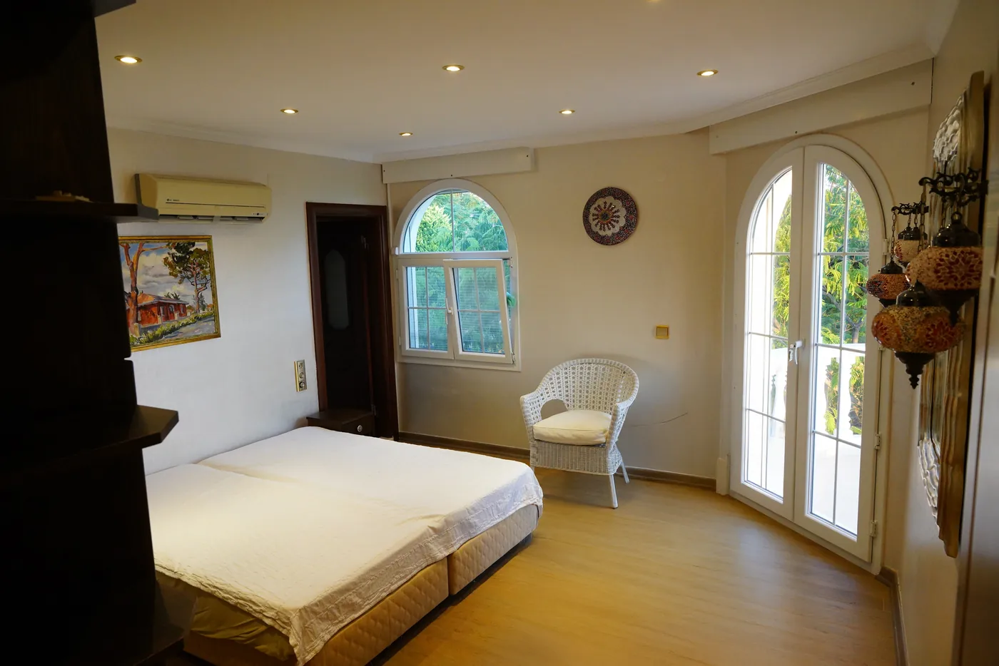 Weiteres Schlafzimmer mit Zugang zum Balkon