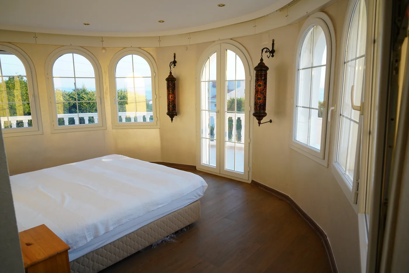 Schlafzimmer im Turm mit bogenförmigen Fenstern
