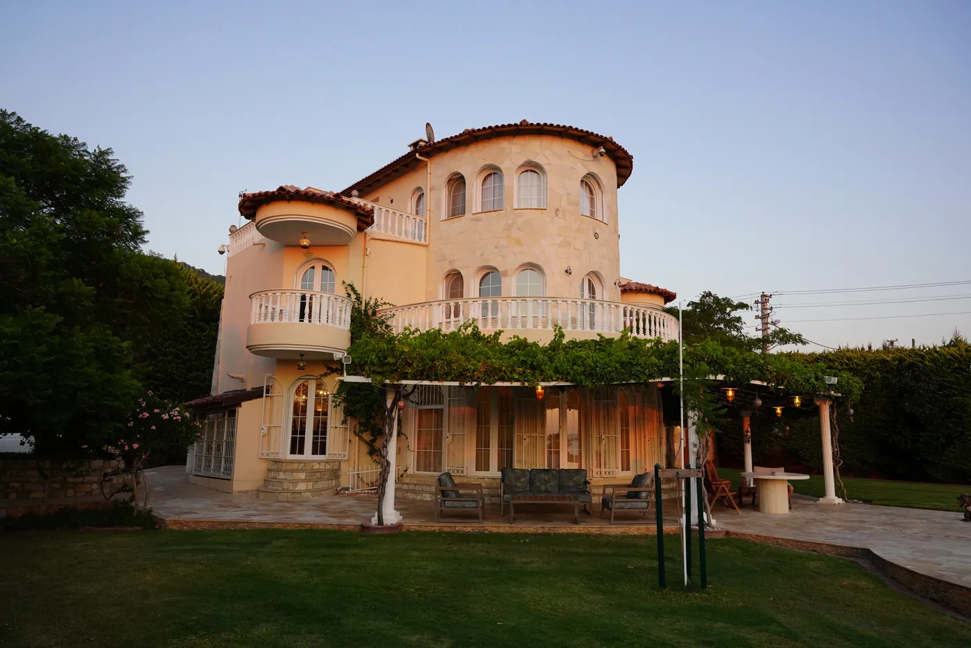 Terrasse und Fassade im Abendlicht