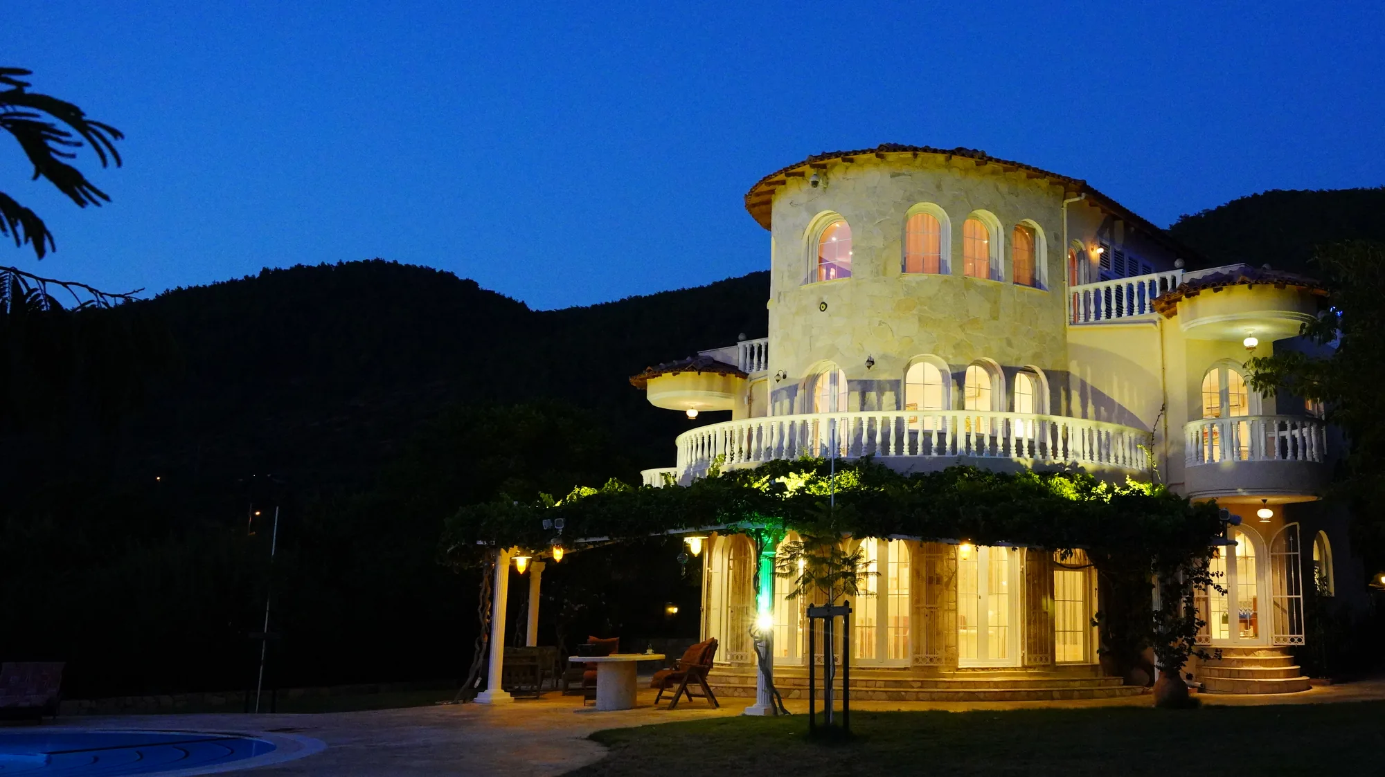 Das beleuchtete Haus am Abend
